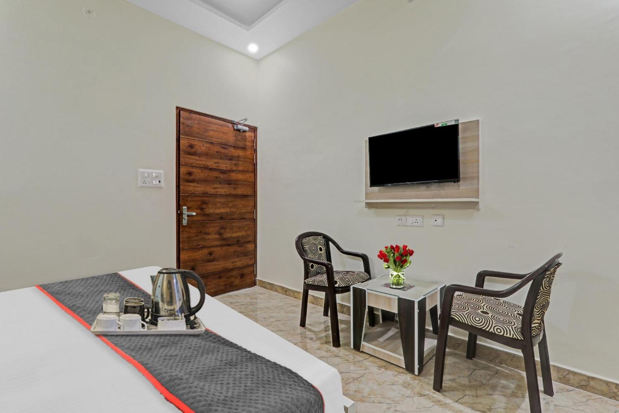 Townhouse P.S.Palace Near Amausi Metro Station 勒克瑙 外观 照片