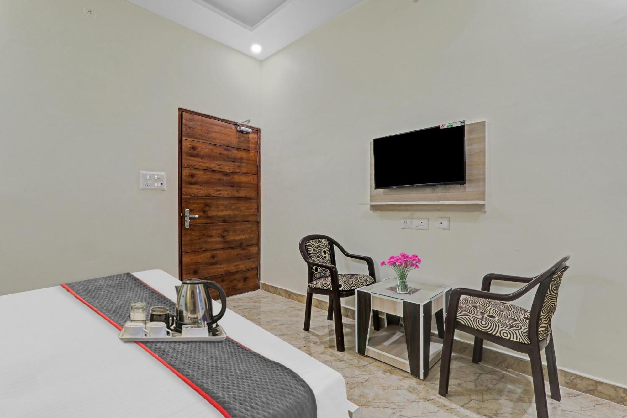 Townhouse P.S.Palace Near Amausi Metro Station 勒克瑙 外观 照片