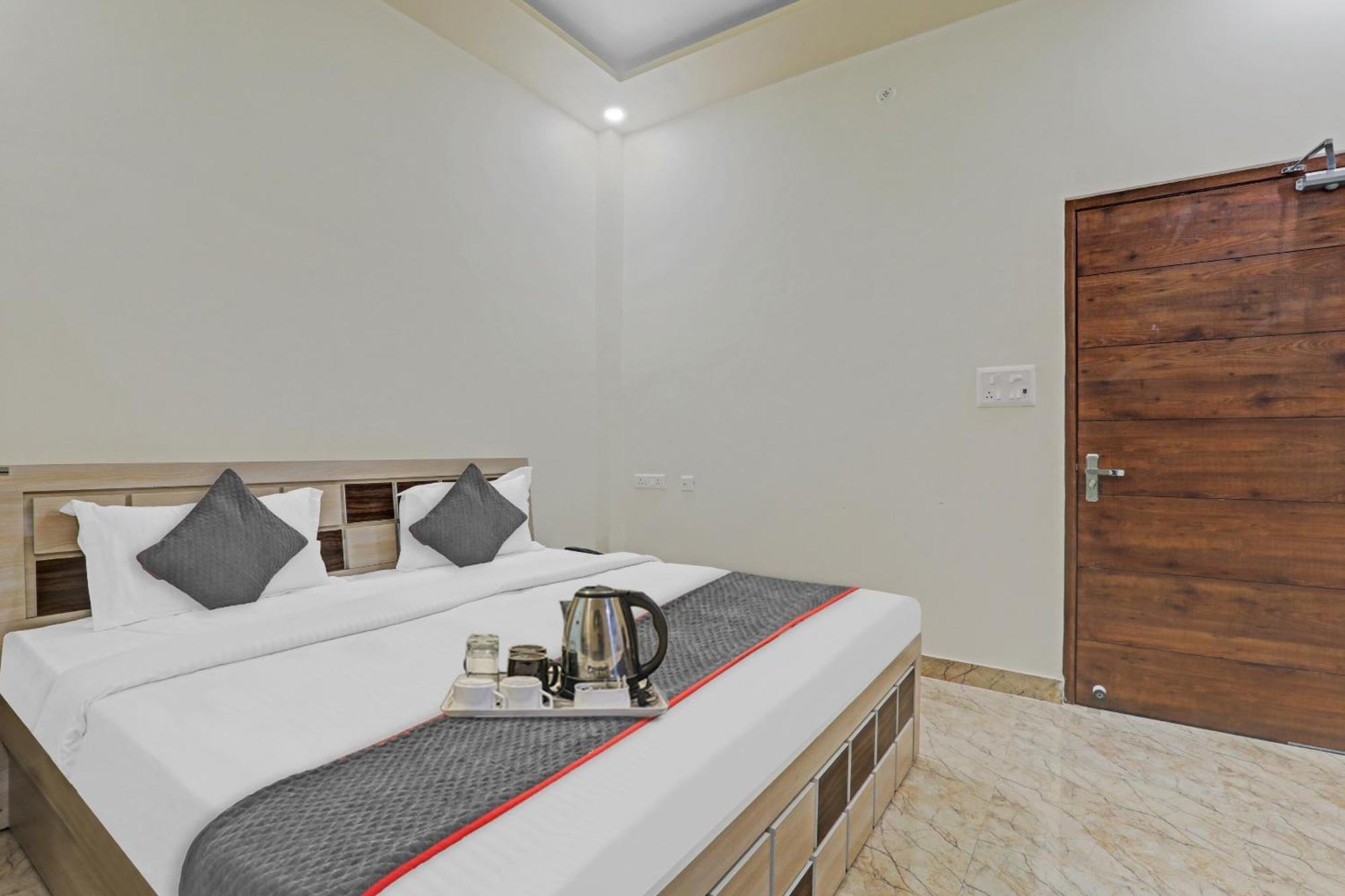 Townhouse P.S.Palace Near Amausi Metro Station 勒克瑙 外观 照片