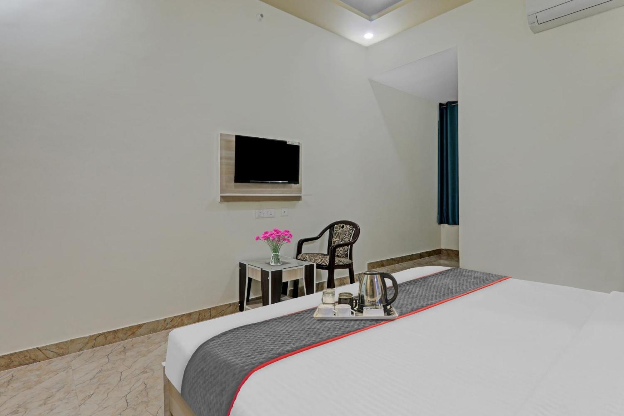 Townhouse P.S.Palace Near Amausi Metro Station 勒克瑙 外观 照片