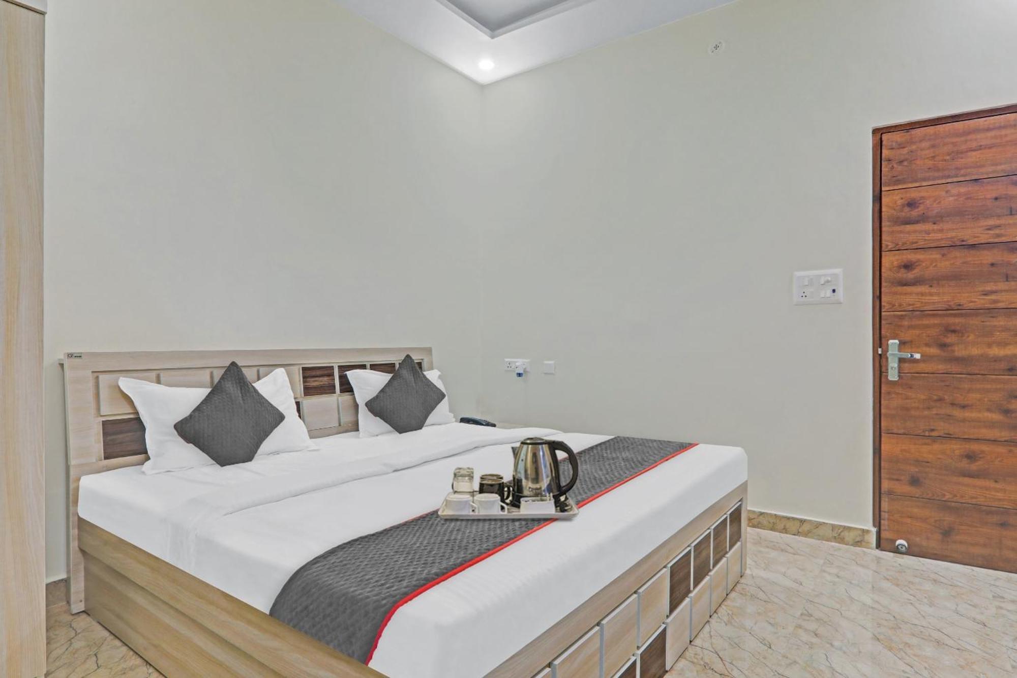 Townhouse P.S.Palace Near Amausi Metro Station 勒克瑙 外观 照片