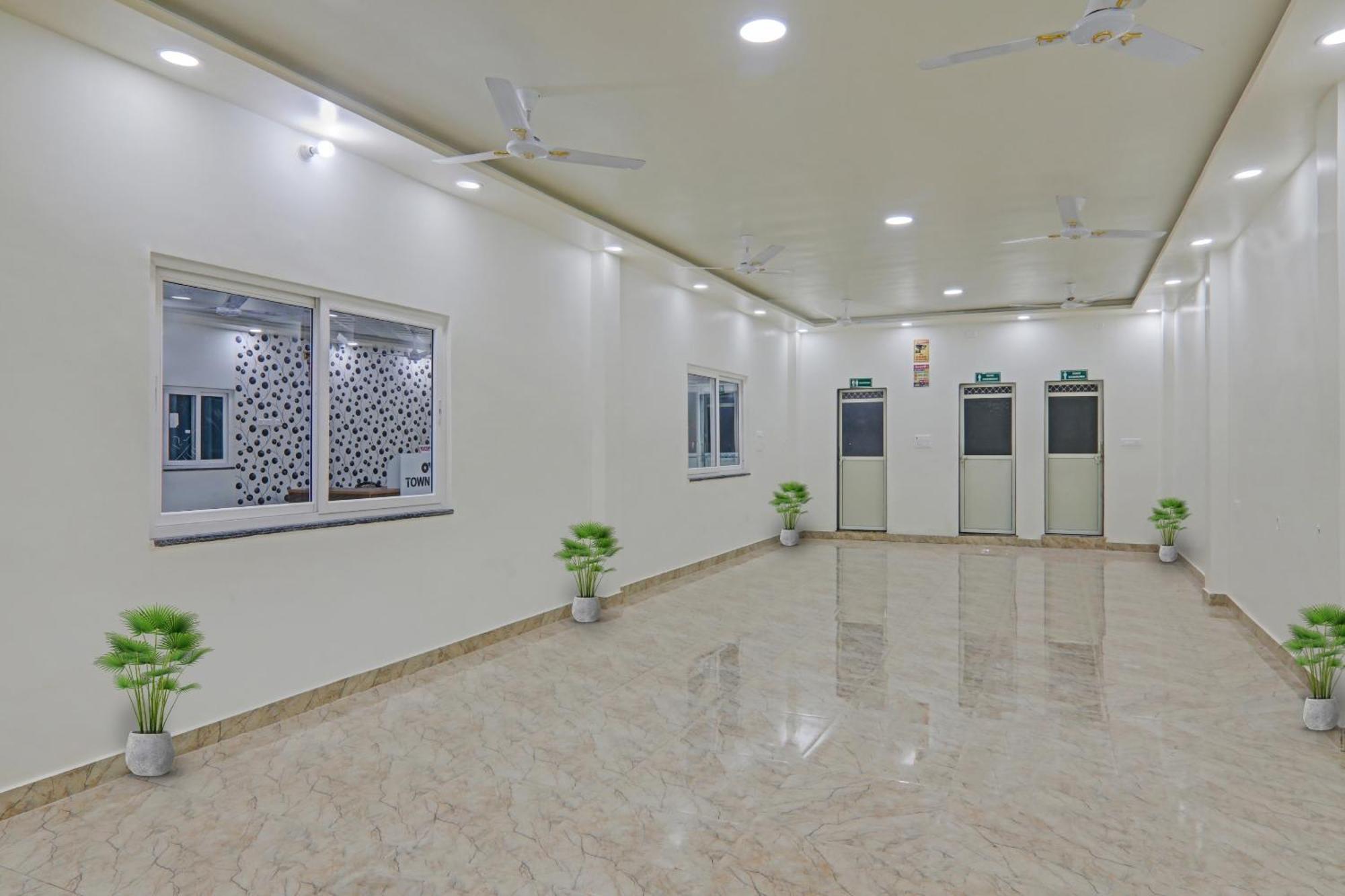 Townhouse P.S.Palace Near Amausi Metro Station 勒克瑙 外观 照片